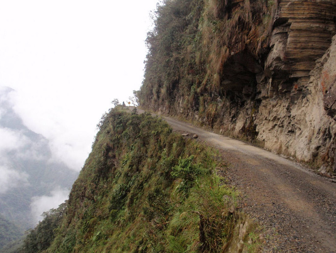 Тесният Юнгас (Yungas) и отвесните скали.