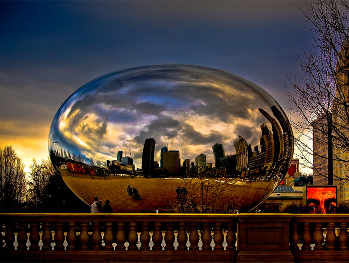 Снимка на Cloud Gate, Чикаго - скулптурата отразява небето и сградите по залез