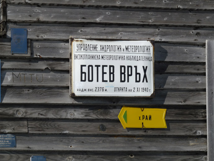 Табелката на връх Ботев (2376 м.)