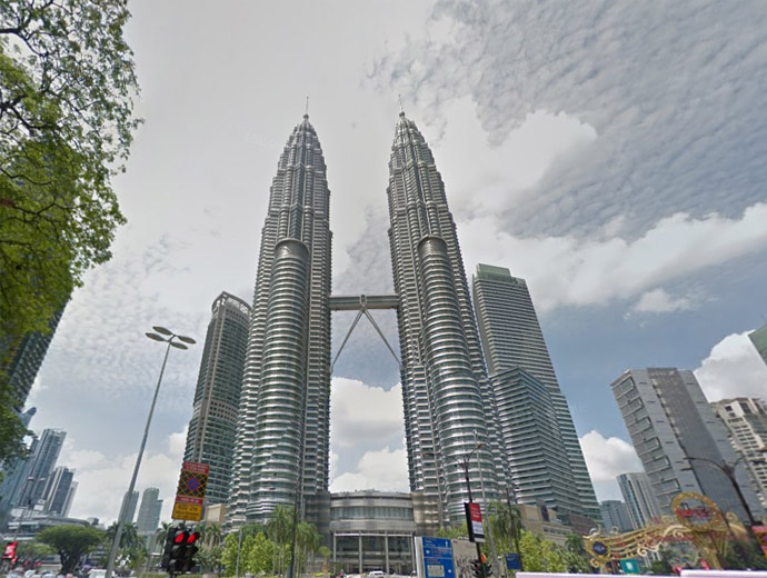 Кулите Петронас се извисяват в Куала Лумпур. Снимка Google Street View.