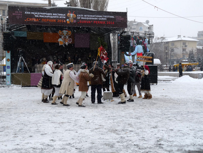 Точно срещу сцената - част от участниците на Сурва 2014