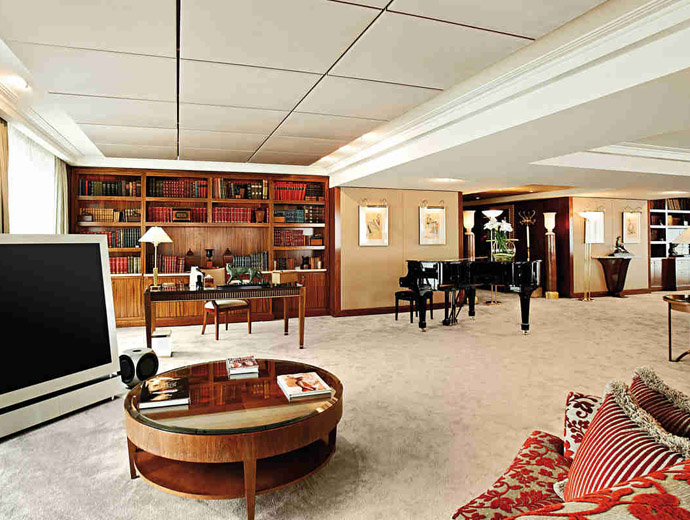 Royal Penthouse Suite Hotel President Wilson в Женева, е най-скъпият апартамент в света. Вижда се част от луксозното обзавеждане на апартамента.